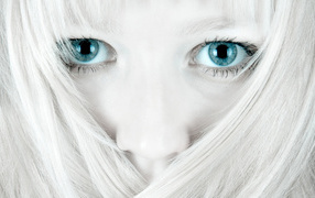 Портрет блондинки с голубыми глазами