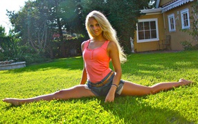 Девушка села на шпагат