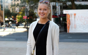 Улыбчивая девушка на улице