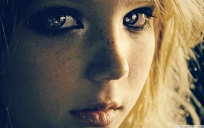 Завораживающие глаза у девушки с веснушками