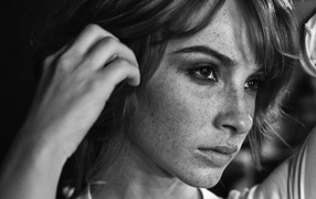 Задумчивая девушка с веснушками