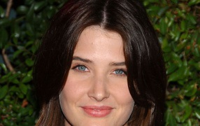 Красивая актриса Коби Смолдерс