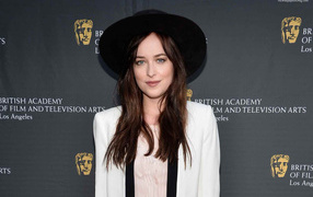 Красивая Дакота Джонсон