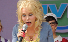 Очаровательная актриса Долли Партон