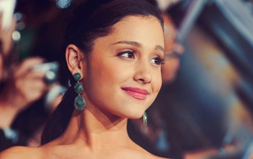 Красивые серьги у девушки