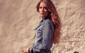 Красивая девушка на фоне песчанной стены