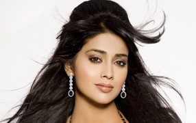 Брюнетка с длинными волосами