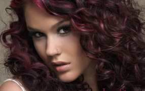 Кудрявая брюнетка