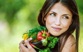 Девушка с овощами