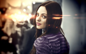 Мила Кунис в сиреневом платье