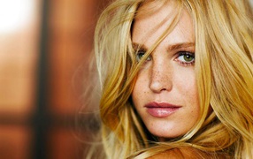 Рыжая девушка