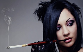 Девушка курит сигарету