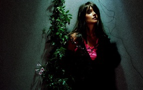 Женщина у стены