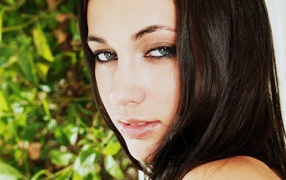 Лицо брюнетки 