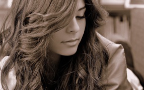 Брюнетка с пышными волосами