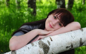 Девушка улыбается в лесу