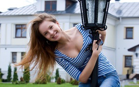 Девушка на фонаре