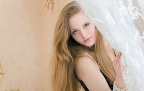 Блондинка за шторой