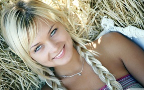 Блондинка с косичками