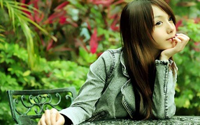 Мечтающая азиатская девушка