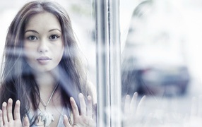 Девушка за окном