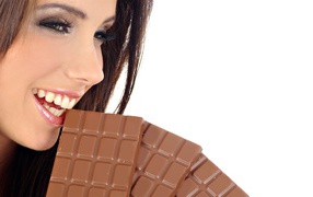 Девушка с шоколадом