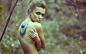 Модель позирует в лесу