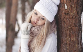 Грустная девушка в белой шапке