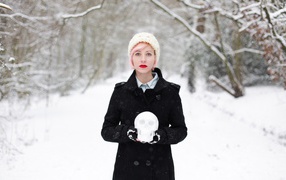 The girl's skull made of snow