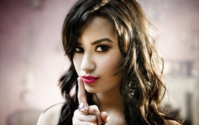 Деми грозит пальчиком