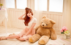 Девушка с большой мягкой игрушкой