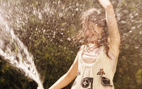 Испанская актриса в брызгах воды