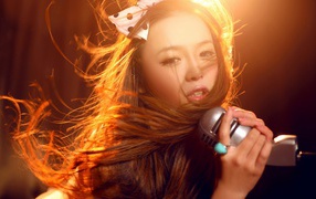 Азиатка с микрофоном