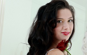 Брюнетка Жанна с розой