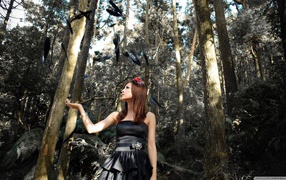 Девушка и черные перья