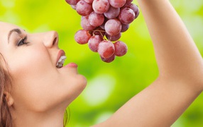 Девушка с красным виноградом