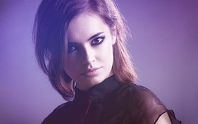 Модель в черном платье