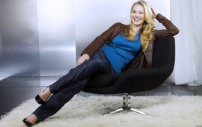 Девушка в кресле