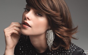 Модель с очень красивыми серьгами