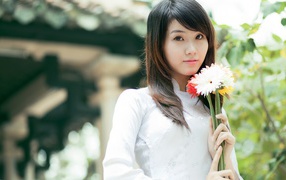 	   Vietnamese girl with flowers