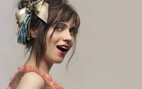 	   Zoey Deschanel with bow