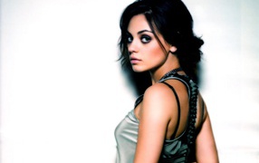 Красивая актриса Мила Кунис