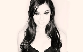 Черноволосая Саша Грей