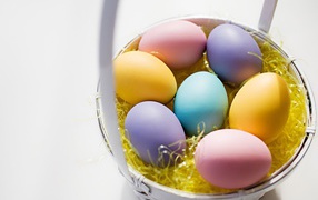 Разноцветные яйца на Пасху