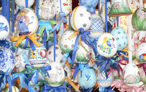 Яйца на веревочках на Пасху