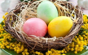 Яйца в плетеной тарелке на Пасху
