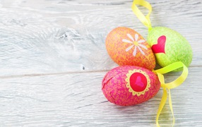 Яйца на деревянном столе на Пасху