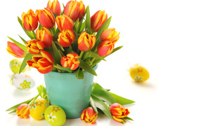 Букет тюльпанов и яйца на Пасху
