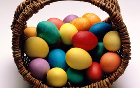 Плетеная корзина с яйцами на Пасху