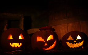 Три тыквы со свечами